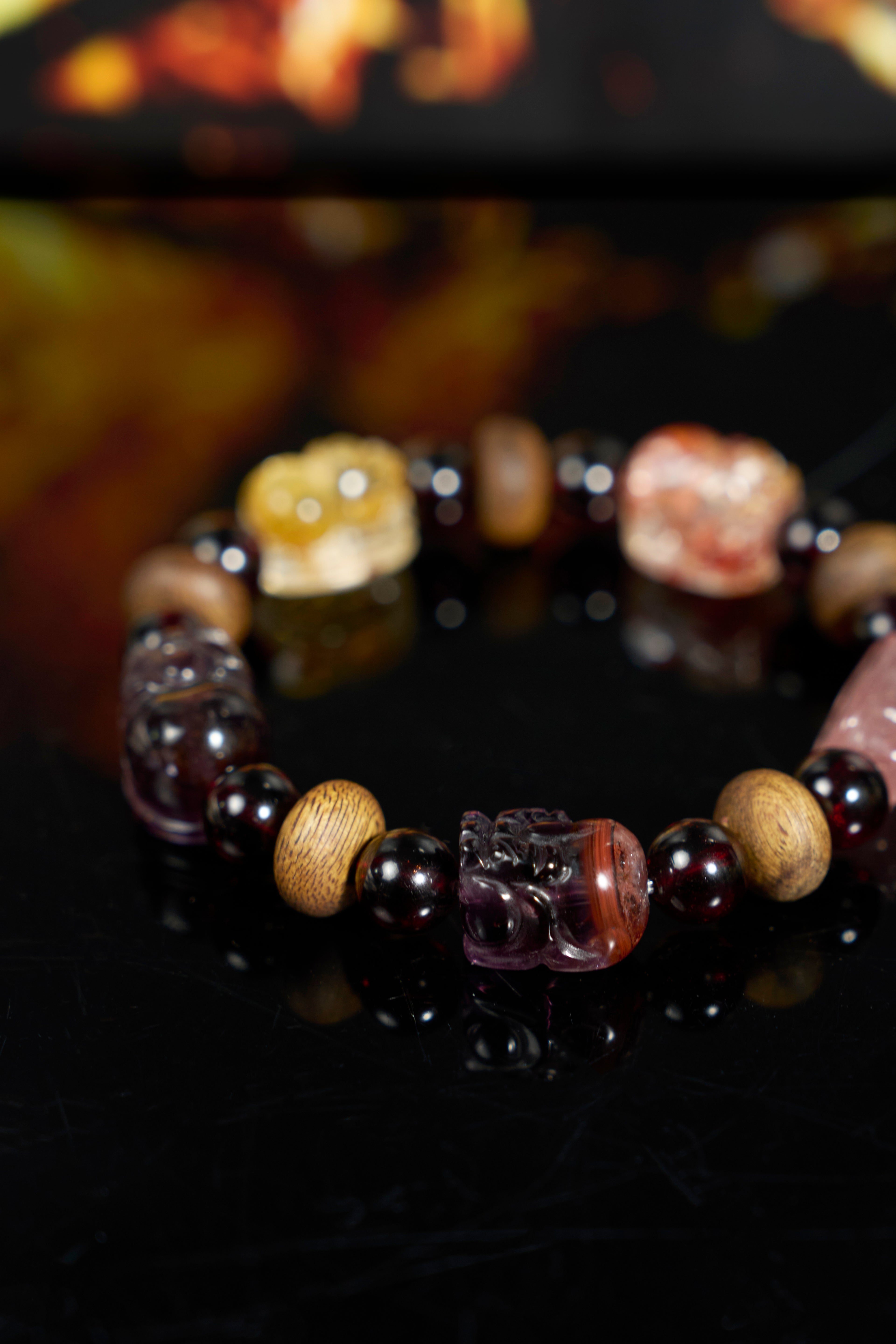 沉香石榴石-紫晶-紅黃赤鐵礦石英貔貅手鐲